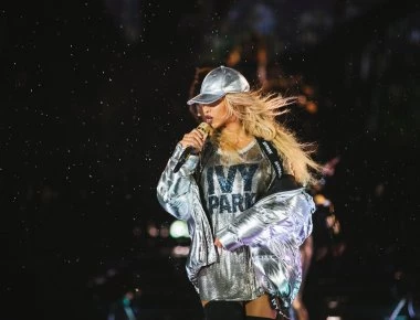Επική τούμπα της Beyonce -Σωριάστηκε στη σκηνή μαζί με την αδερφή της (βίντεο)